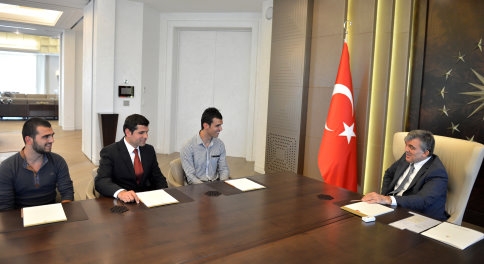 Kenan Sofuoğlu, Cumhurbaşkanı'na kaskını hediye etti