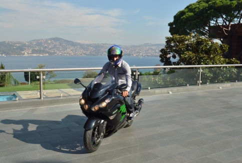 Kenan Sofuoğlu, Cumhurbaşkanı'na kaskını hediye etti