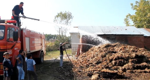 Ateşle Oynayan Çocuklar Samanlık Yaktı