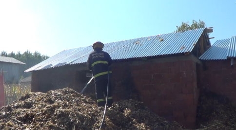 Ateşle Oynayan Çocuklar Samanlık Yaktı