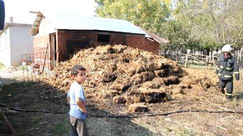 Ateşle Oynayan Çocuklar Samanlık Yaktı