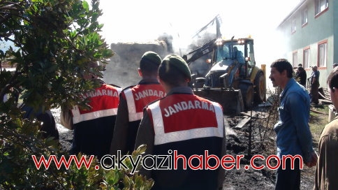 Küçücek'te Samanlıkta Çıkan Yangın Korkuttu