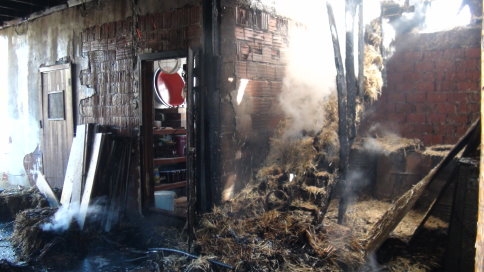 Küçücek'te Samanlıkta Çıkan Yangın Korkuttu