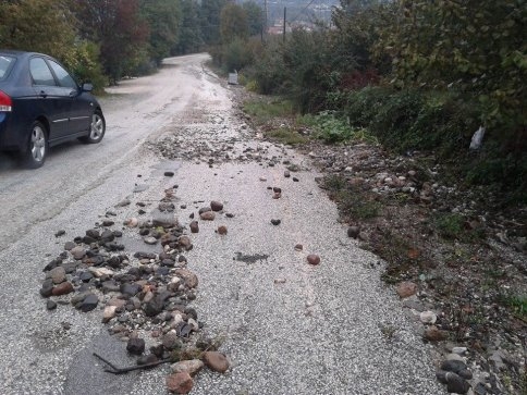 Yağmur suyu Asfaltı söktü