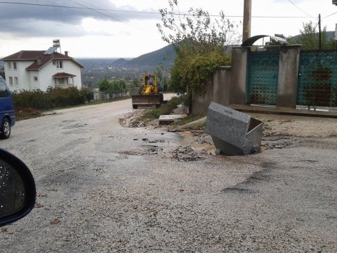 Yağmur suyu Asfaltı söktü