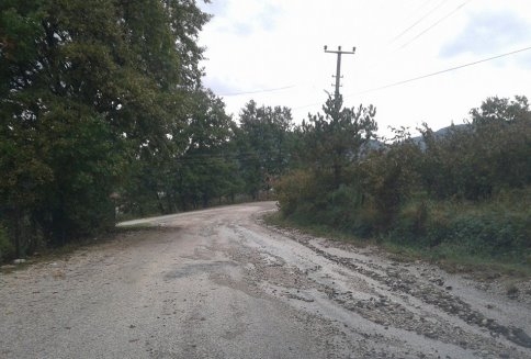 Yağmur suyu Asfaltı söktü