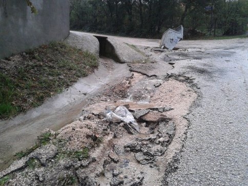 Yağmur suyu Asfaltı söktü
