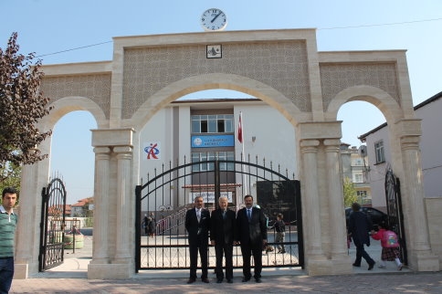 Okulun Girişine Muhteşem Kapı