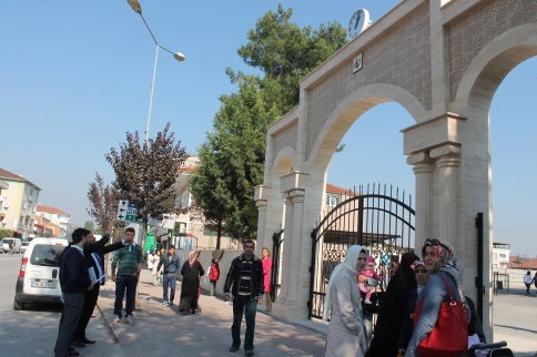 Okulun Girişine Muhteşem Kapı