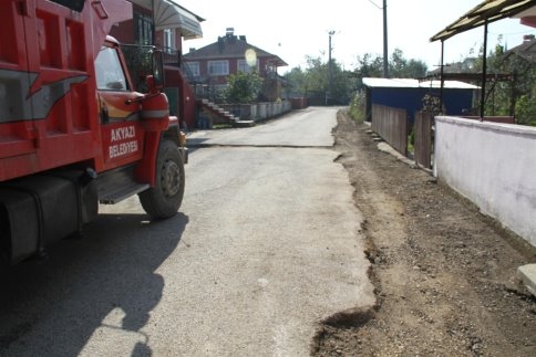 Akyazı’da Asfalt Yama Hız Kesmiyor
