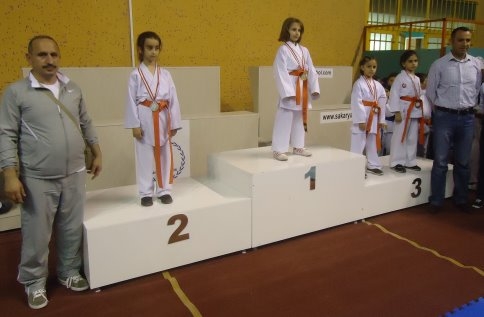 Akyazılı Karatecilerden Beş Madalya