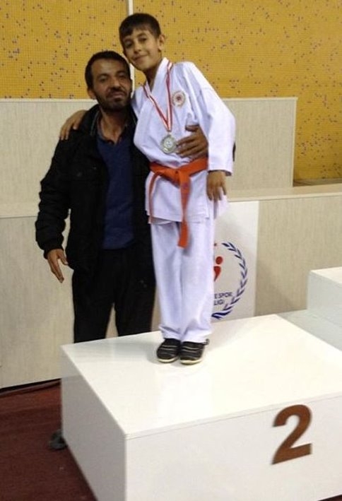 Akyazılı Karatecilerden Beş Madalya