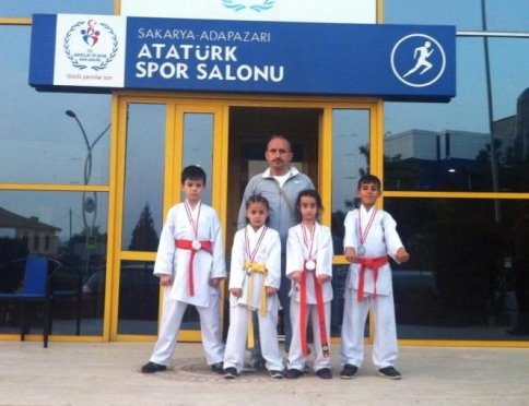 Akyazılı Karatecilerden Beş Madalya