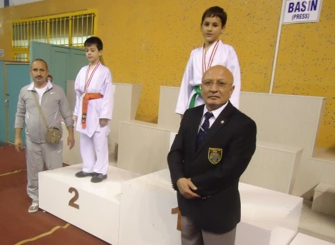 Akyazılı Karatecilerden Beş Madalya