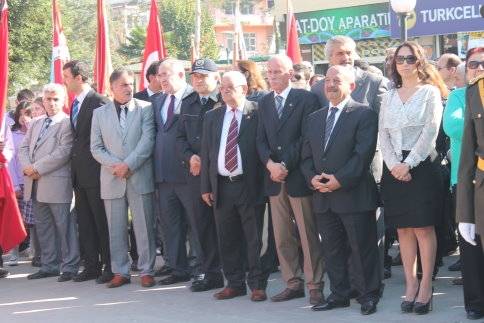 29 Ekim Çelenk sunma töreniyle başladı.