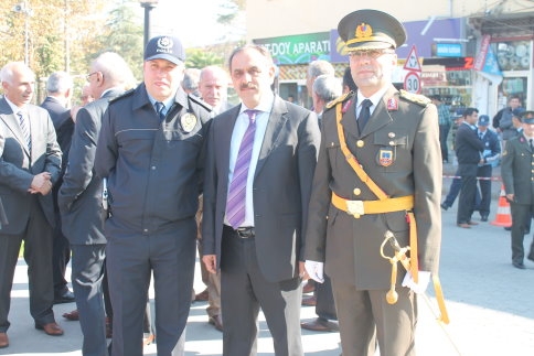 29 Ekim Çelenk sunma töreniyle başladı.