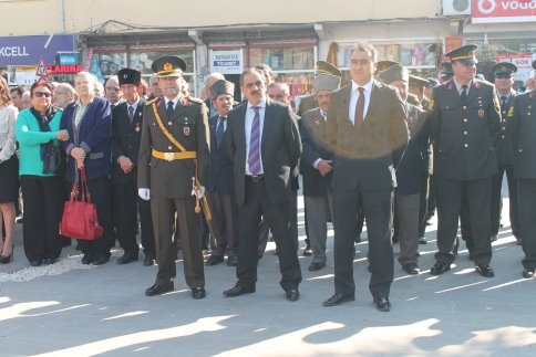 29 Ekim Çelenk sunma töreniyle başladı.