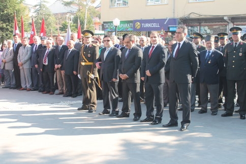 29 Ekim Çelenk sunma töreniyle başladı.