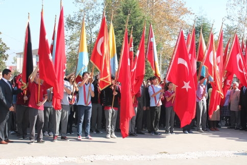 29 Ekim Çelenk sunma töreniyle başladı.