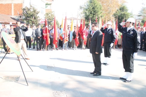 29 Ekim Çelenk sunma töreniyle başladı.