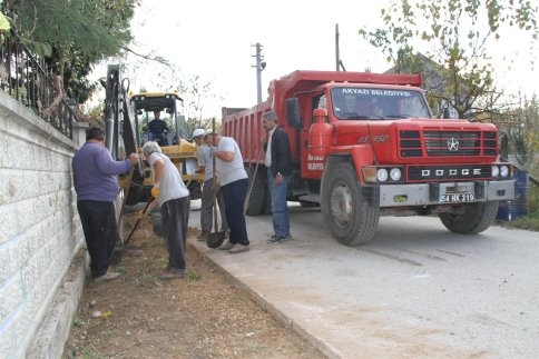 Akyazı Belediyesi  Örnek Sokak Çalışmalarına Devam Ediyor