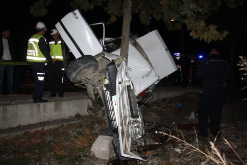 Ağaca çarpan otomobil ikiye katlandı: 1 ölü, 1 yaralı