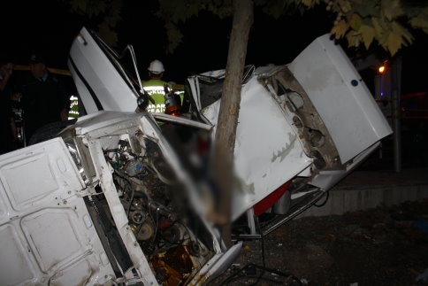 Ağaca çarpan otomobil ikiye katlandı: 1 ölü, 1 yaralı
