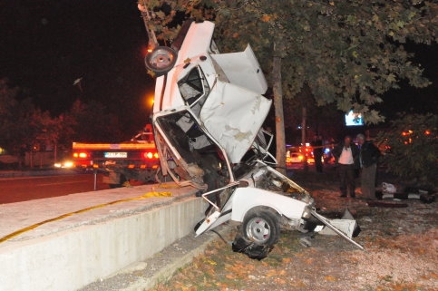 Ağaca çarpan otomobil ikiye katlandı: 1 ölü, 1 yaralı