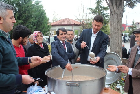 Ak Parti İlçe Gençlik Kolları Aşure Dağıttı