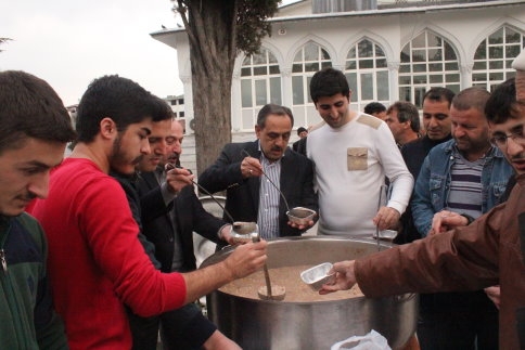 Ak Parti İlçe Gençlik Kolları Aşure Dağıttı