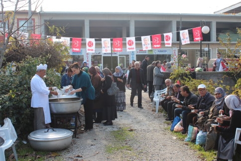 MHP Aşure Dağıttı