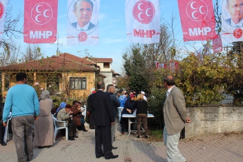 MHP Aşure Dağıttı