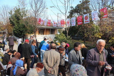 MHP Aşure Dağıttı