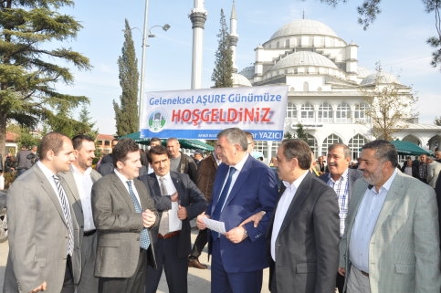 Akyazı Belediyesi Aşure Dağıttı