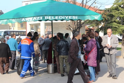 Akyazı Belediyesi Aşure Dağıttı