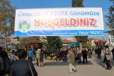 Akyazı Belediyesi Aşure Dağıttı