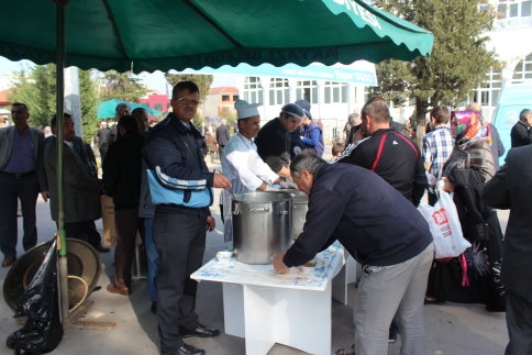Akyazı Belediyesi Aşure Dağıttı