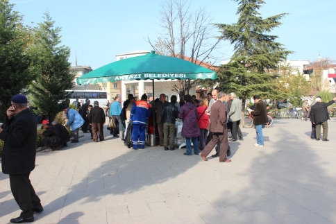 Akyazı Belediyesi Aşure Dağıttı