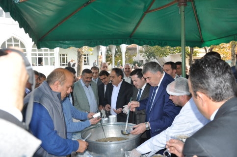 Akyazı Belediyesi Aşure Dağıttı