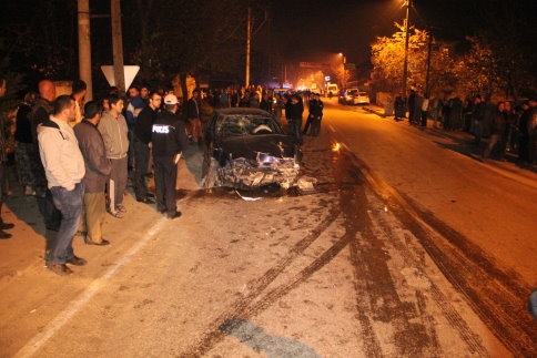 Kaldırımda Araba Çarptı