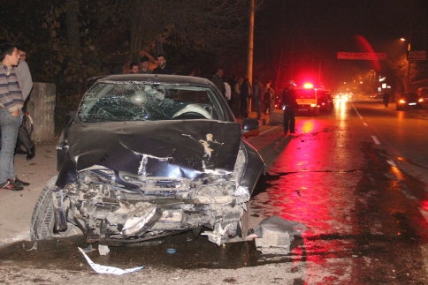 Kaldırımda Araba Çarptı