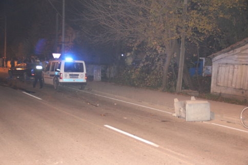 Kaldırımda Araba Çarptı