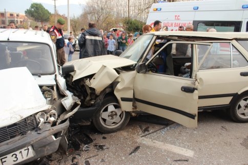 Yuvalak Yolunda Kaza 4 Yaralı