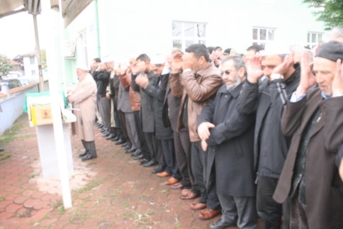 Annesinin Cenazesini Kıldırdı