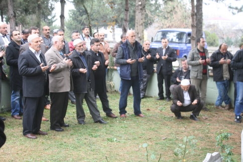 Annesinin Cenazesini Kıldırdı