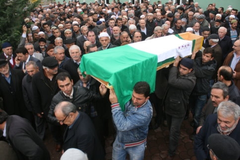 Annesinin Cenazesini Kıldırdı