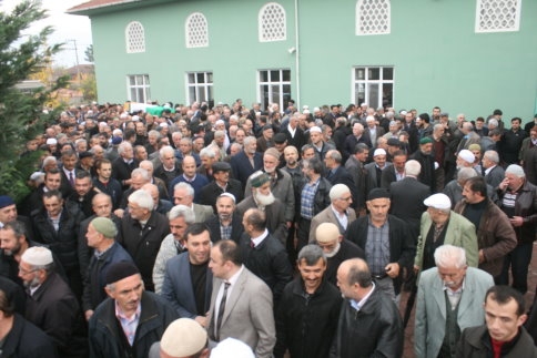 Annesinin Cenazesini Kıldırdı