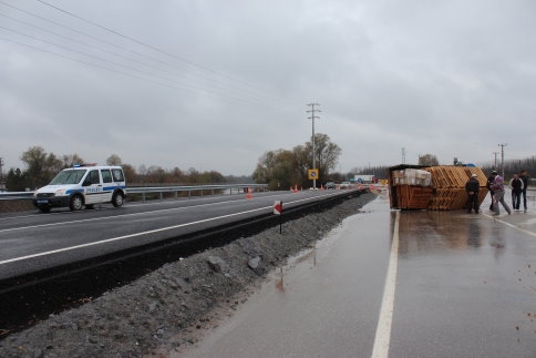 Kamyonet Yan Yattı