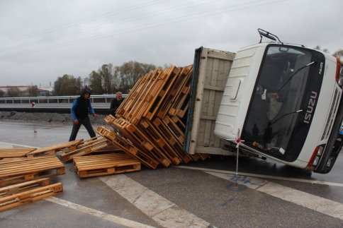 Kamyonet Yan Yattı