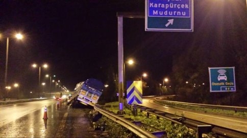 Kamyon Bariyerlere Girdi.